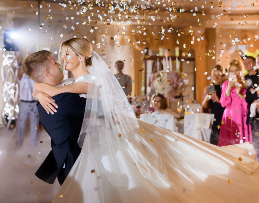 Big Wedding vs. Small Wedding Pros and Cons
